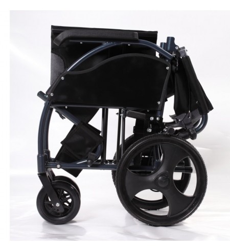 Silla de ruedas con frenos. R2238